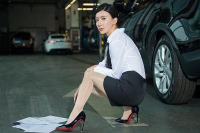 赵乐瑶、パンストフェチ、車検場の女性職員がスカート脱ぎだした！？点検するのは車じゃなくて自分自身な光沢パンティストッキングのエロ画像63枚