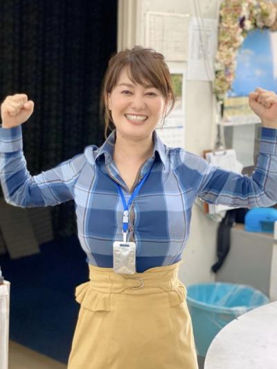 爆乳すぎて苦情がくる元NHK女子アナ竹中知華、乳圧でシャツのボタンが限界を迎え破けそうwww
