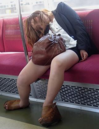 電車の中で寝る女子wwww