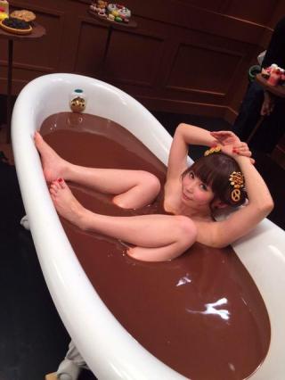 【画像】我らがしょこたん バレンタインに合わせチョコ風呂に入って開脚ヌード披露！