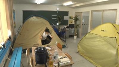 教室でテント張って室内キャンプに女子たちが大興奮…狭いテントで逆夜這いされる中出しGIF画像