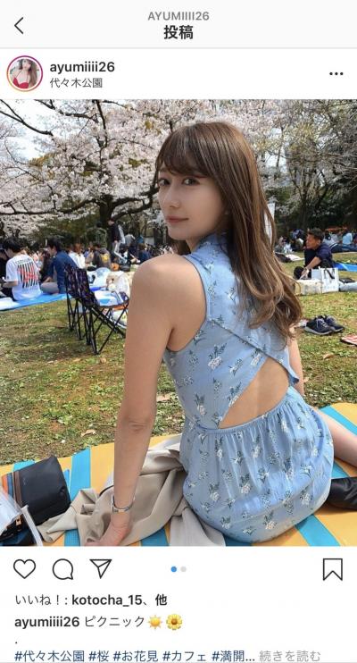 【画像】お花見中の女子大生、パンチラしてしまう