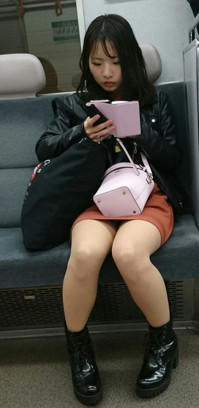 電車の中で座ってる女さんの太ももやパンツをスマホで隠し撮りしてるムッツリ野郎が多すぎる件！