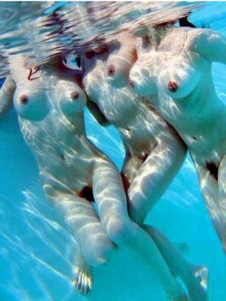 【水中エロ画像】水中では浮力で女の身体はすっげーエロくなっちゃうんだなｗｗｗｗｗ