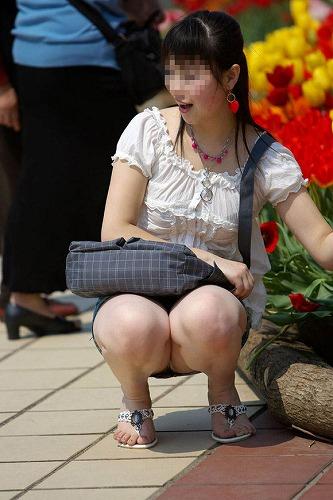 四十路のおばさん熟女がパンティ見えちゃってる隠し撮り画像が欲しいんだが[15枚]
