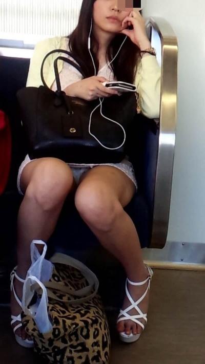 電車でミニスカートのギャルが対面に座った時の期待感www