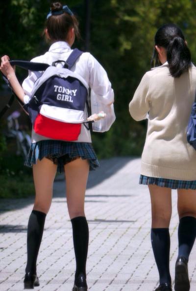 【街撮り】女子高生のミニスカートからのび降りる二本の太もも！【画像40枚】