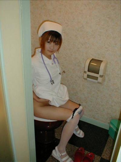 彼女がおしっこしてる様子を覗いてみたい…自宅やラブホのトイレに突撃した放尿エロ画像