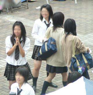 街撮り通学中JKの微エロ画像その11 チェックのネクタイ、ストレートヘア、黒髪、おでこ。