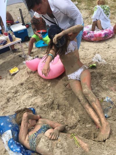 【画像】陽キャさん、ビーチで砂の中に埋まったギャルを救出する