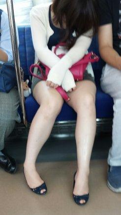 電車の対面に座ってる女の子の股間をスマホで「隠し撮り」してるっぽい画像!※パンチラもあり。
