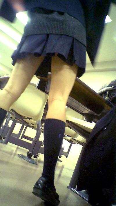 女子高生街撮り画像｜JKの美脚を連続して撮った感じのJK画像まとめ１００枚