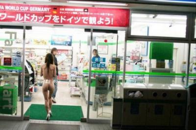 深夜のコンビニでバイトしていると出会える変態女！？炎上間違いなしの迷惑行為…コンビニ露出エロ画像