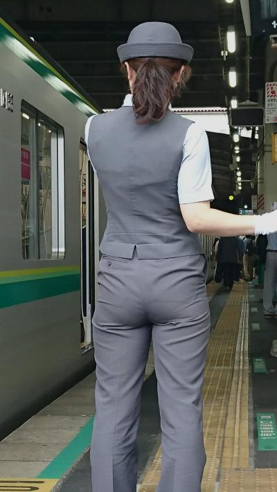 女性駅員のエロいお尻で発車したいやつは集まれ！