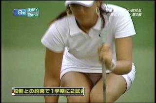 【アスリートエロ画像】いくら下に履いてるからってサービスショット満載な女子ゴルファー達のパンチラの仕方がエロすぎｗ