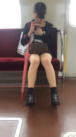 電車の中で対面に座ってる子や立ってる子をスマホで「隠し撮り」したっぽい画像!パンチラあり。
