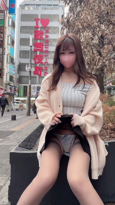【動画あり】女さん、日中に歌舞伎町の路上でスカートをめくってパンツを見せてしまう