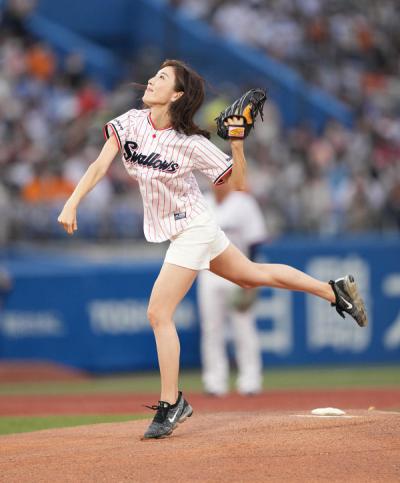 【画像】フジ小沢陽子アナ、白いショートパンツ姿で見事ノーバン始球式