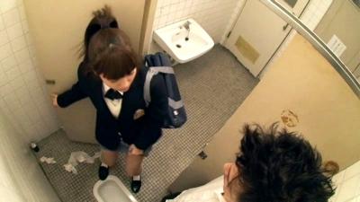【朗報】AV史上最高に抜けるシーンは夏目ナナの遊園地公衆トイレでの立ちバックに決まる
