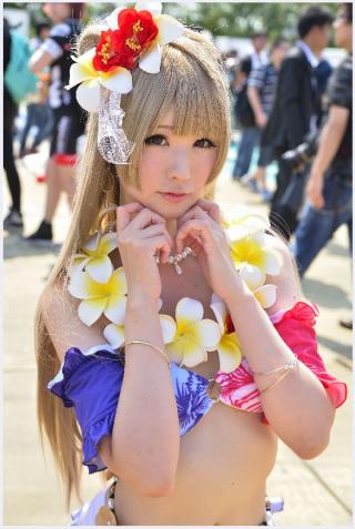 【素人】キワドスギル衣装にモロモロ勃起ｗｗｗコミケ会場のコスプレイヤの衣装が見えそうでエロヤバいｗｗｗｗｗ