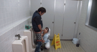 【エロGIF】トイレ清掃員の熟女にチンポを襲われるｗｗ