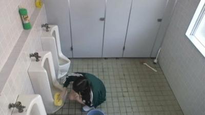 【エロGIF】男子トイレを掃除中の女生徒がおしっこ中のチンポを見て発情…学校のトイレでエッチしちゃってるぞｗｗ