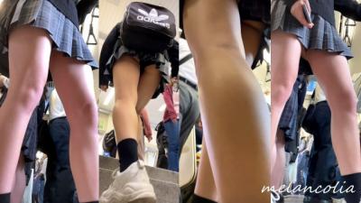 【eros1739生足盗撮】舐め回したくなるようなJKの素晴らしい太ももとふくらはぎをパンチラとともに堪能する盗撮動画⑮