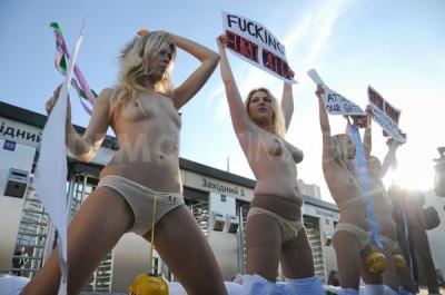 【画像】美女大国ウクライナでフェミ団体が爆乳おっぱい丸出しでデモをし警察と激突する