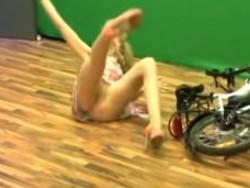 海外のTVショッピングでお姉さんが自転車で転んでパンモロする放送事故