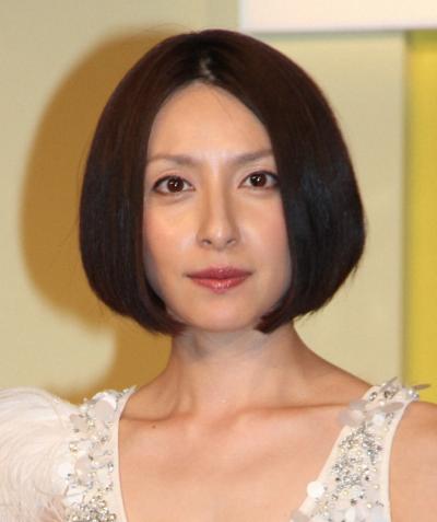 女優として活躍する奥菜恵(44)、ラストかもしれない15年ぶりの写真集で背中丸見えの大胆カット披露ｗｗ