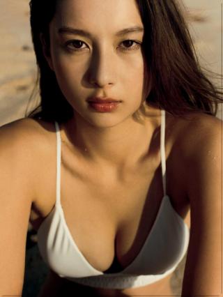 【"テラハ"史上No1美女が大胆すぎる白ビキニ】モデル・niki(20)のFRIDAY水着画像