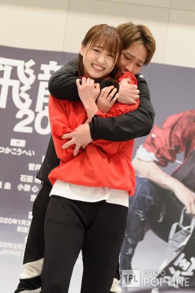 【欅坂46】「生粋のお嬢様」菅井友香が背後から荒々しく抱かれ胸をもまれる“艶技”披露！キスシーンも