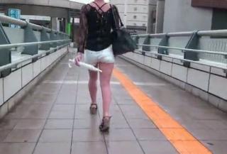 街撮り生脚ホットパンツがエロい素人娘を追跡隠し撮りｗｗｗ【盗撮】