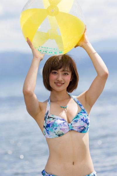 【モデル】奥山かずさ、「モーニング娘。」石田亜佑美と同じ紐ビキニを着てるんだけどどっちが良い？