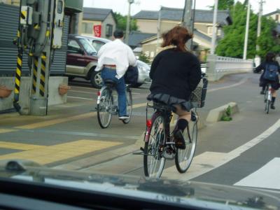 【自転車通学パンチラ画像】新学期の訪れが待ち遠しい…新入生も在校生もパンチラしまくる自転車通学ｗｗｗ