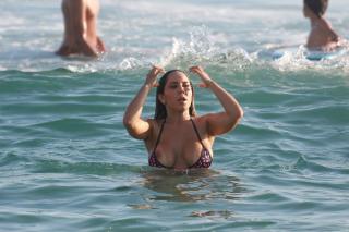 水着美女がビーチで乳首や半ケツを露出しまくりなハプニングエロ画像