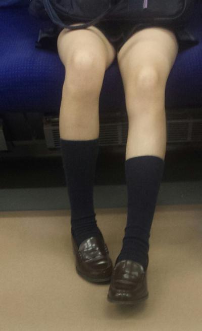 JK通学盗撮エロ画像☆駅のホームや電車内で隠し撮られたっぽい制服ＪＫの脚太もも画像まとめ☆