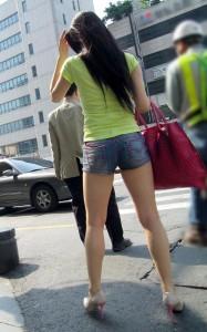 【韓国映画 18+ 凄い】スタイルの良い韓国人がホットパンツを穿いて美脚を晒したので盗撮したエロ画像！