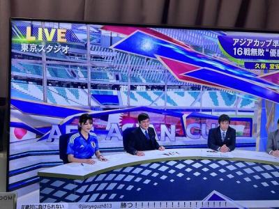 【画像】女子アナ「えっ！？生放送でこんなピチピチなサッカー日本代表ユニフォーム着るんですか…」