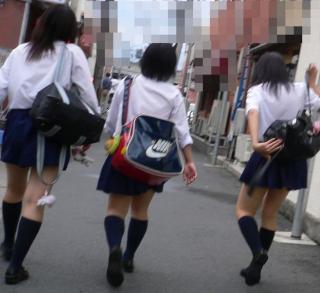 街撮り通学中JKの微エロ画像その293 ナイキ、スレンダー少女、黒髪ストレート。