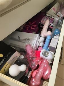【画像あり】AV女優・佐倉絆さん、ベッド下収納に大人のおもちゃが入りきらなくなる