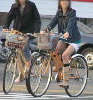 ミニスカートで自転車に乗ってる女の子がパンチラしてたから撮ったったwww