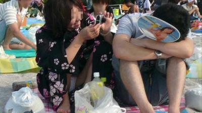 真夏の祭りなんかで見かける浴衣姿の素人娘の座りパンチラをガチ盗撮