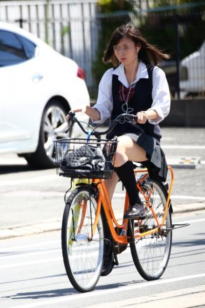 【自転車Jk街撮り画像】チャリ通女子●生の思わず見惚れる太もも！！大人の色気を感じる幼い太もも画像