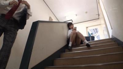 女子●生が階段パンチラで誘惑…これが肉食系！学校で中出しさせまくる痴女セックスGIF画像