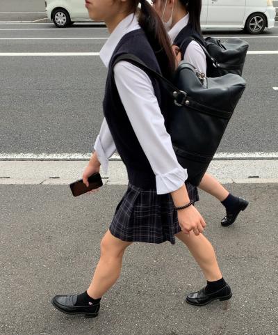 【街撮】下校中に弾ける生脚を魅せつける制服ミニの女子校生！