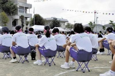 「体育座り」見直しの動き　体育祭で携帯パイプ椅子使用も生徒「腰痛くないし集中できる」