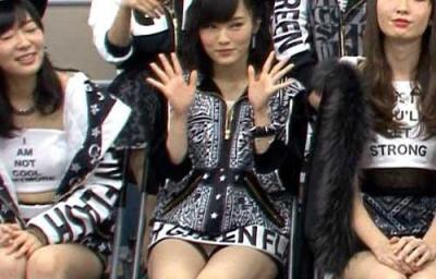 元AKB48山本彩、ミニで美脚を大胆披露パンチラ！たまりませんわ