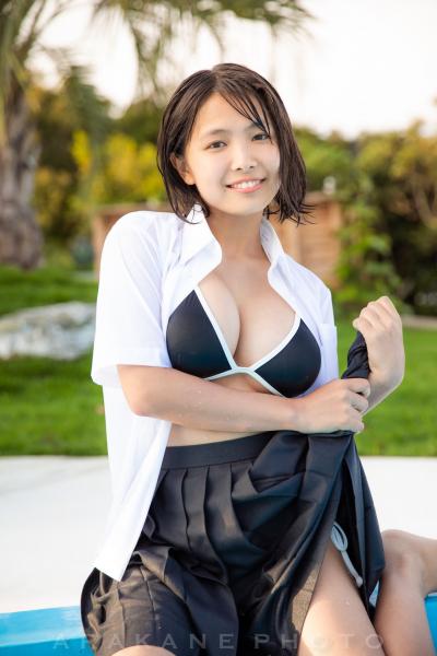 【画像】女優寺本莉緒さんのはち切れんばかりのおっぱい