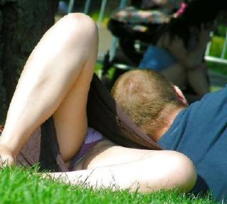 芝生で座ったり寝転んだりしてリラックスしてる女の子のパンチラ画像